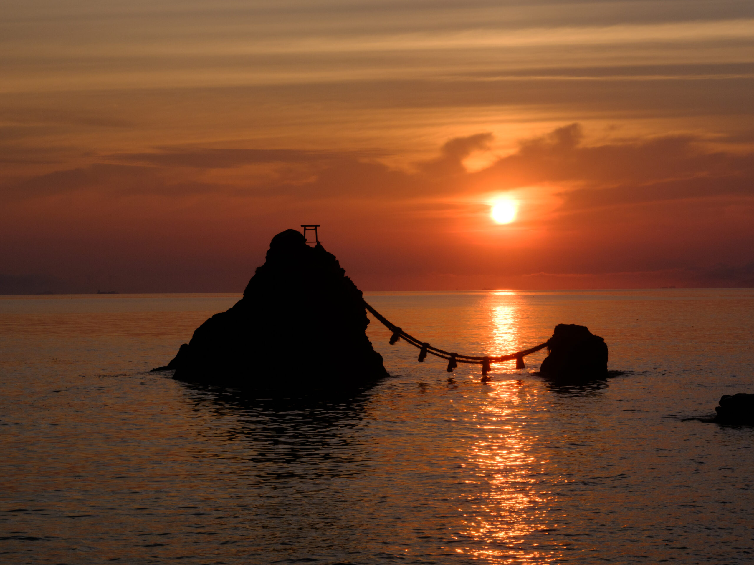 夫婦岩から昇る太陽