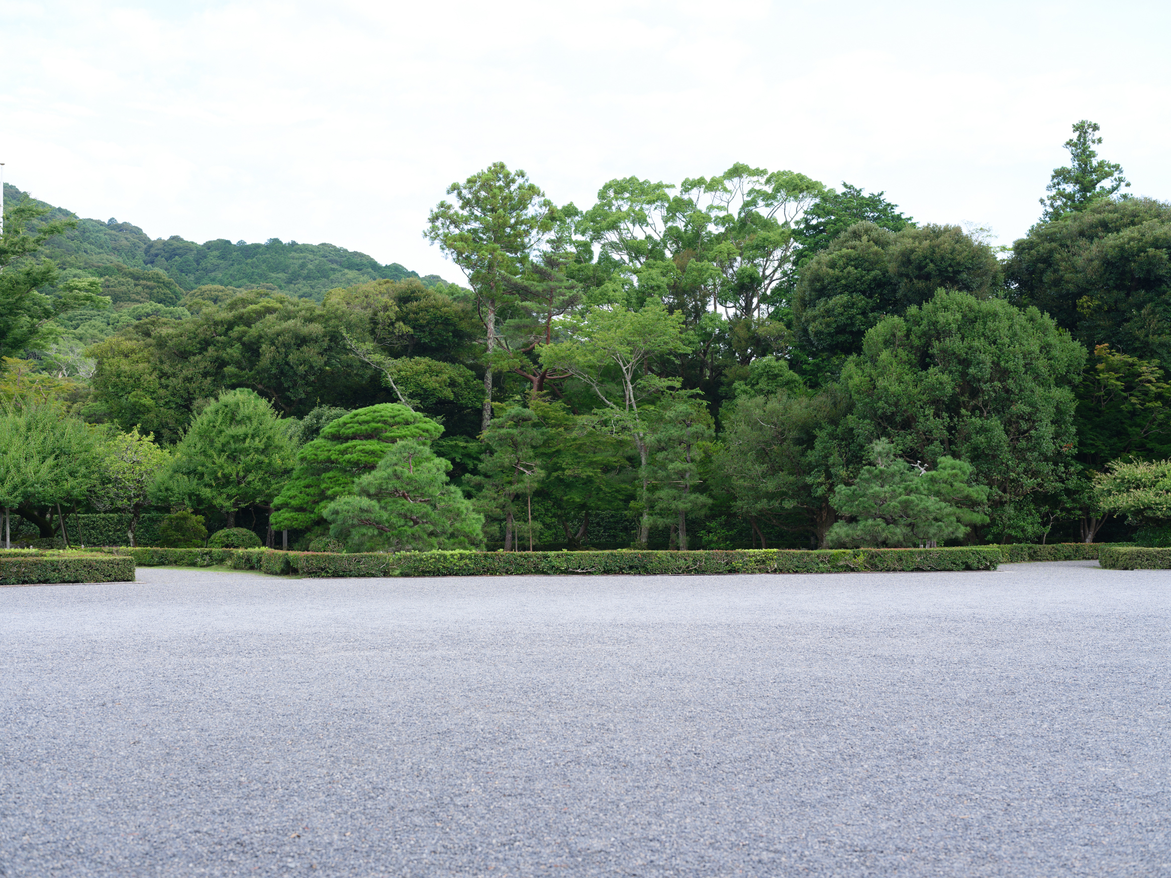 伊勢神宮内の澄んだ庭